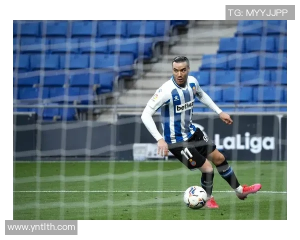 西班牙人足球队奋勇争先展现团队精神与竞技风采